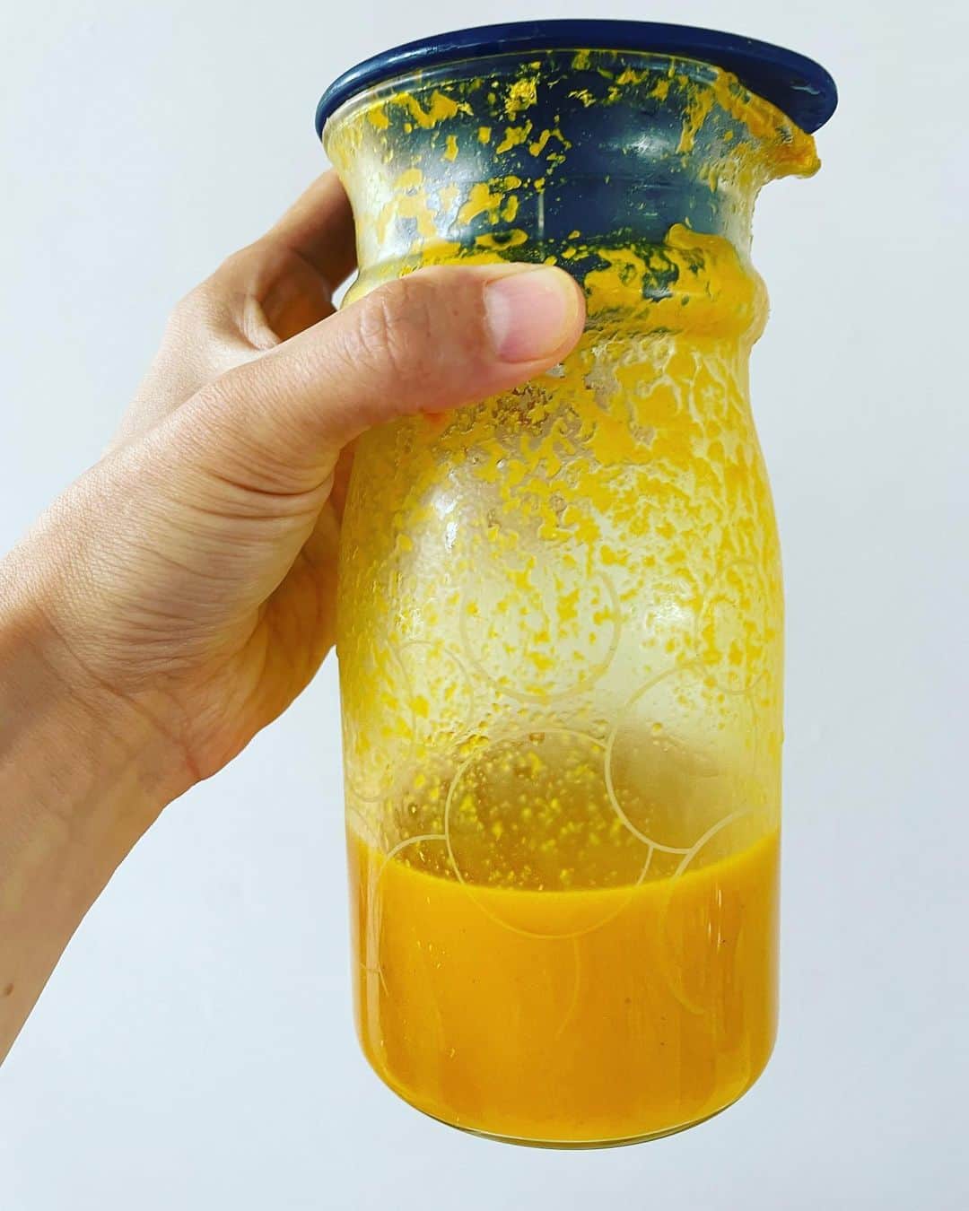 SHANTIさんのインスタグラム写真 - (SHANTIInstagram)「ターメリック・ジンジャーショット作りました！お勤め品コーナーに野菜部外品と書かれた大量の生姜。生姜に失礼ではないか。生姜とレモン🍋無農薬を2個オレンジ2個粉ターメリックに黒胡椒。本当は生のターメリック(ウコン)がいい。ケイアンペッパーはなかったので入れませんでしたが一味で代用もできます。 全部ジューサーに入れてアミお玉で裏ごし。抗炎症作用のあるウコン、風邪の症状だったり、ひきそうだなーとか治りかけとかとにかくグビっと少量飲めばヨシ^_^  マレーシアでサウンドセラピーの勉強をしてた時に出会ったジンジャーショット、強烈ですが効きます。  残りの生姜はレモンの皮と一緒に蜂蜜漬けに🍯 #ジンジャー」7月13日 20時47分 - shantimusic