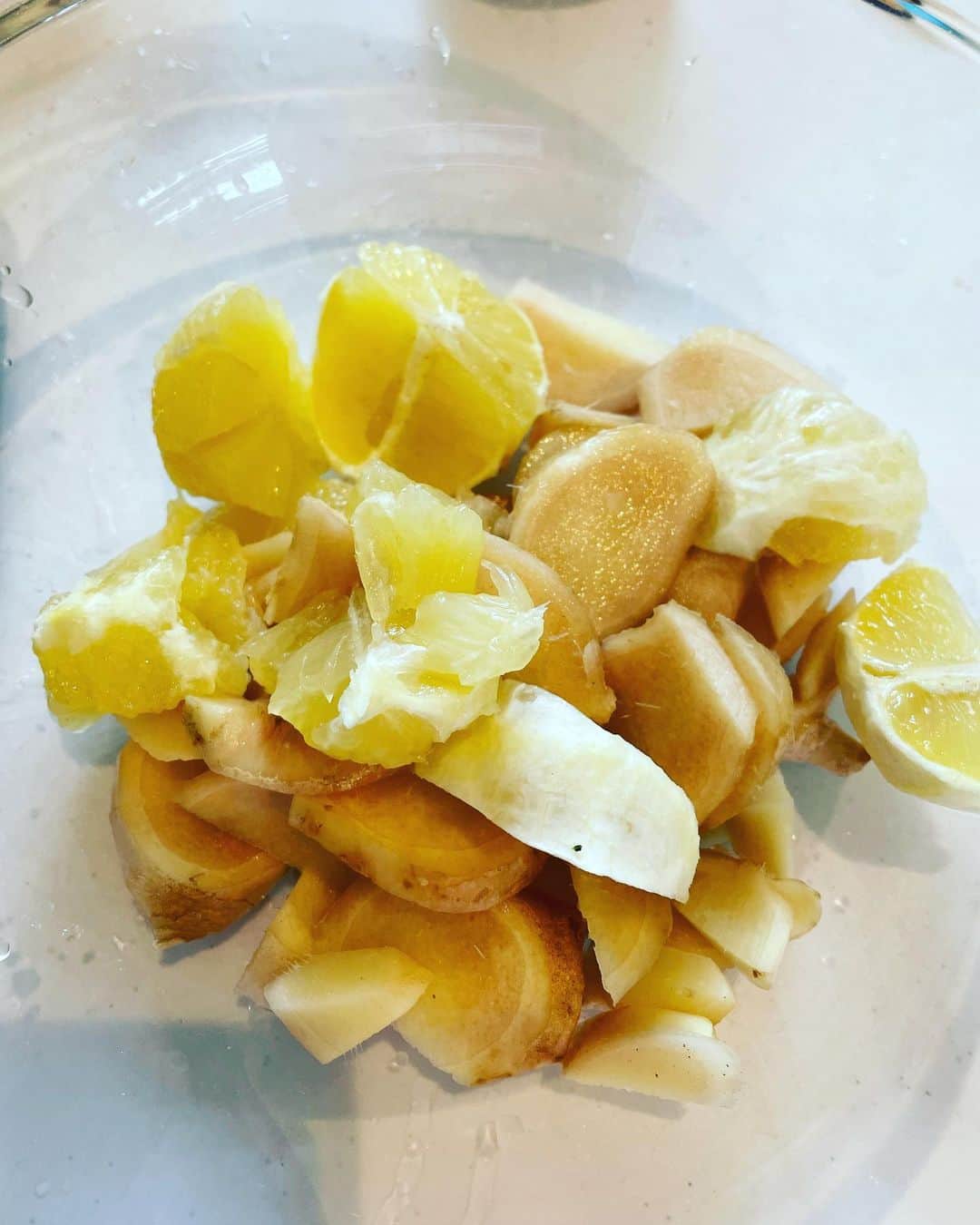 SHANTIさんのインスタグラム写真 - (SHANTIInstagram)「ターメリック・ジンジャーショット作りました！お勤め品コーナーに野菜部外品と書かれた大量の生姜。生姜に失礼ではないか。生姜とレモン🍋無農薬を2個オレンジ2個粉ターメリックに黒胡椒。本当は生のターメリック(ウコン)がいい。ケイアンペッパーはなかったので入れませんでしたが一味で代用もできます。 全部ジューサーに入れてアミお玉で裏ごし。抗炎症作用のあるウコン、風邪の症状だったり、ひきそうだなーとか治りかけとかとにかくグビっと少量飲めばヨシ^_^  マレーシアでサウンドセラピーの勉強をしてた時に出会ったジンジャーショット、強烈ですが効きます。  残りの生姜はレモンの皮と一緒に蜂蜜漬けに🍯 #ジンジャー」7月13日 20時47分 - shantimusic