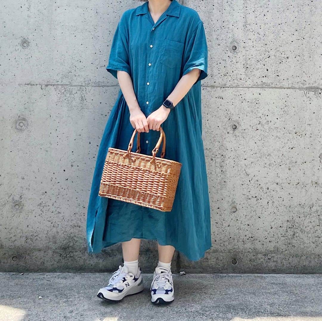 ryokoのインスタグラム：「▪︎  ワンピースが楽すぎる💫  .  dress #harvesty shoes #newbalance」