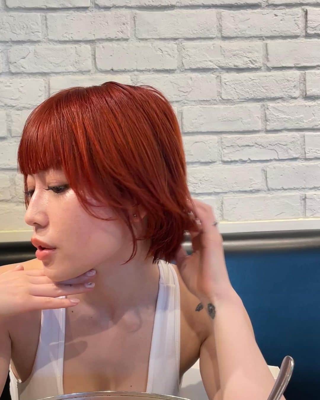 柚月瀬那のインスタグラム：「hot chili 🌶🌶🌶❤️‍🔥 first time trying vegan hair color♡ love it @whyte.hair 🙏🏻 原宿で髪の毛染めてもらった〜 リア友が通ってて気になってたんだ😆 初のヴィーガン美容院めっちゃよかった💇🏻‍♀️シャンプーもトリートメントも全部サステナブルであったり、動物実験されてないんだって✨ 美容院の中にヴィーガンカフェもあって好き😻  #veganhaircolor #tryingvegan #ヴィーガンヘアカラー　#ヴィーガン美容室　#原宿美容院　#明治神宮前美容院」