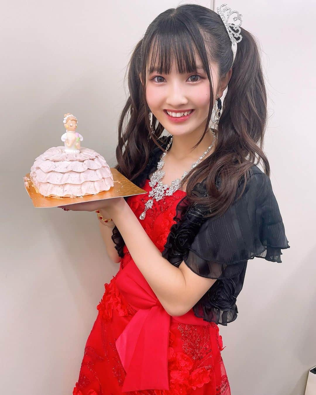 工藤咲姫さんのインスタグラム写真 - (工藤咲姫Instagram)「プリンセスケーキ🎂👸✨ ドレス姿で2ショ📸💓嬉しいな〜👗💕   #プリンセスケーキ  #いちご  #ごちそうさまでした  #美味しかった  #感謝  #いつもありがとうございます  #赤ドレス  #巻きツイン  #ティアラ  #生誕祭  #夢アドシトロン  #jc3  #工藤咲姫 #毎日投稿  #2日目」7月13日 21時13分 - saki_kudo_0710