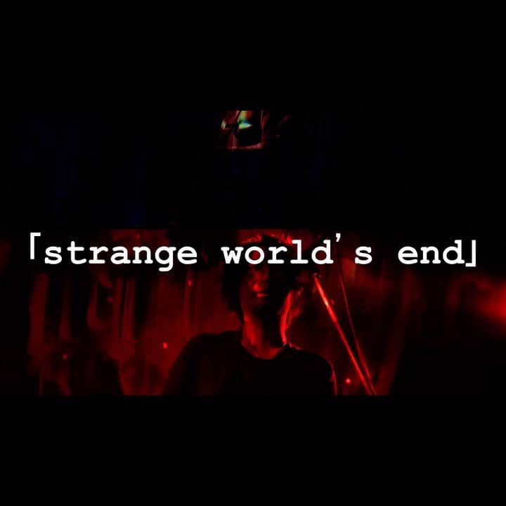 のインスタグラム：「【ALBUM TRAILER①】  3rd Album『strange world’s end』 8/24(水)リリース!!  タワーレコード予約限定特典は Dr:フルカワリュウイチによるリミックスCD-R!!  ご予約受付中!!  ◎TOWER RECORDS https://tower.jp/item/5472027/ ※ご予約は店頭、こちらのリンクから。  strange world's end 3rd Album『strange world's end』 2022.8.24 Release  -tracklist- 01.リバース 02.暴発 03.雨の迷宮 04.摩耗 05.無限影踏み 06.沼 07.逆エヴォリューション 08.スペクター 09.回廊 10.シューゲイザー  Trailer Directed by Bori（LosingMySilentDoors/音景-Onkei-)  ▽音景-Onkei- Official Website https://www.onkei-info.com/  #strangeworldsend #ストレンジワールズエンド #飯田カヅキ #kazukiiida #平マサト #masatotaira #フルカワリュウイチ #ryuichifurukawa #band #バンド #ミュージシャン #musician #itunes #applemusic #spotify #towerrecords #Amazon」