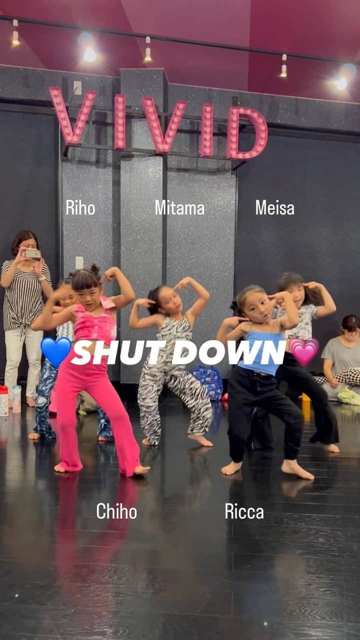Ruuのインスタグラム：「💙SHUT DOWN💗  小学1年生の5人🥹💯🫶🏻 @chiho_riho @ricca.1116 @meisa_meimei  Mitama  #小学1年生 #shutdown #classy #kpop @dance_studio_vivid」