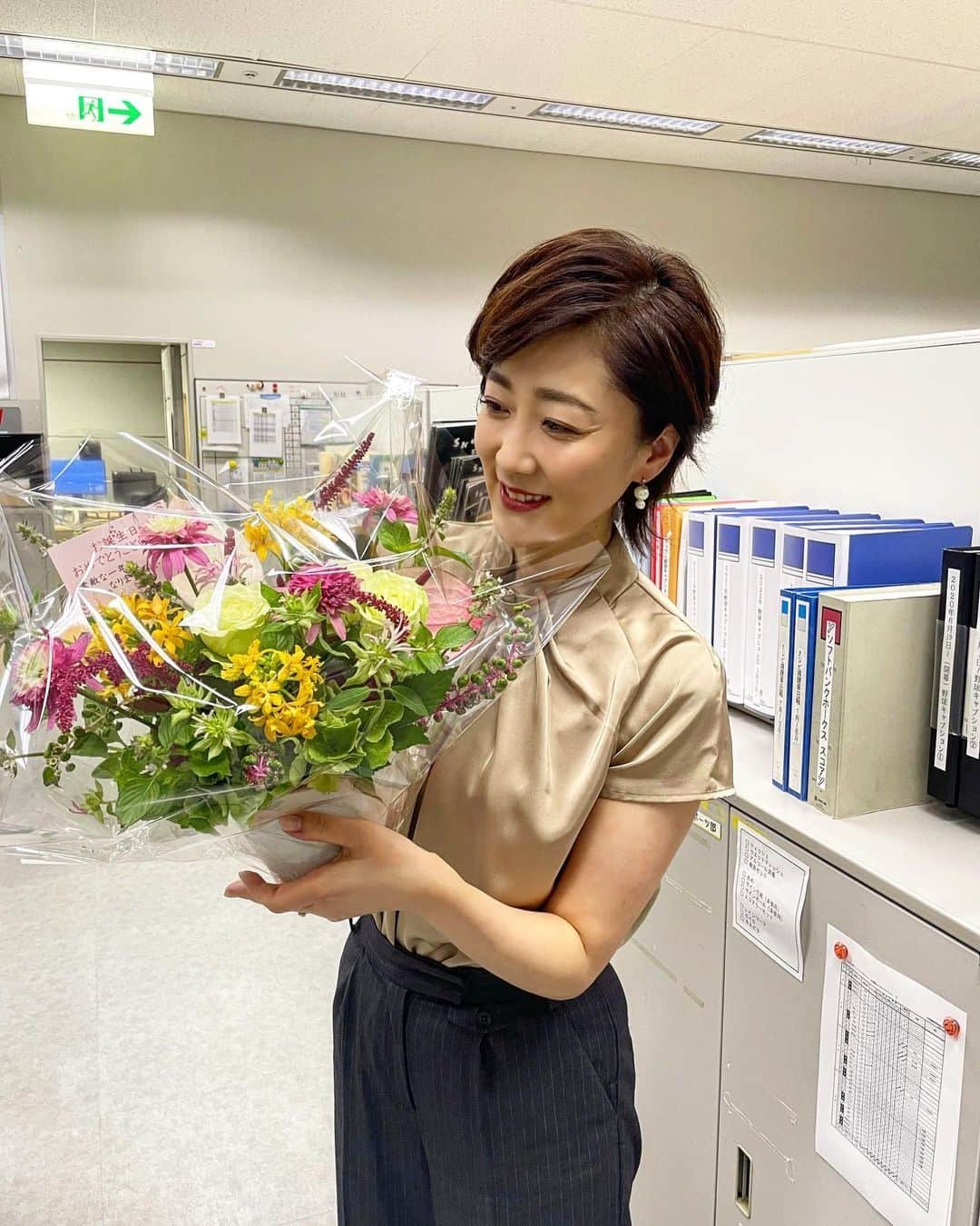 池尻和佳子さんのインスタグラム写真 - (池尻和佳子Instagram)「吉田先生、毎年綺麗なお花をありがとうございます。  健康第一で乗り切りたいものです🍀  #誕生日#だんだん#自分の年齢#わからなくなります #蟹座#7月生まれ#夏女#花束#ありがとうございます #吉田耳鼻咽喉科#中央区#赤坂#主治医#感謝#rkb #アナウンサー#タダイマ#池尻和佳子」7月13日 12時34分 - wakako_ikejiri_rkb