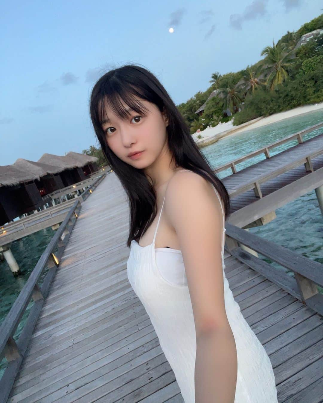 我妻ゆりかさんのインスタグラム写真 - (我妻ゆりかInstagram)「初めての海外一人旅、✈️  初めてのモルディブ🌴  今凄く不思議な気持ち💭 昨日予約したリゾートに着いて、夕焼けを眺めた時、安心感と綺麗すぎたことにめちゃくちゃ泣きそうになりました🌅  私でも、行けたんだ。 モルディブに今私居るんだ。  ずっと興奮してました（今も）  ずっと行きたいと思ってていつかの新婚旅行に取っておこう…って我慢してきたけど、  軽い気持ちでとりあえず、飛行機往復代、 を調べたら、往復10万円で行けることが発覚。（往復だけで30万以上すると思っていた）  モルディブの今の状況は？ワクチンなしでもいける？YouTubeで他にカジュアルに旅行してる人居ないかなって調べだしたらもう止まりませんでした…  やっぱり行きたい!!  って思いが止まらなくて、近くのH.I.Sに相談しに行きました  そして今、私はモルディブに居ます🌎✨️  高校生でずっと赤点をとり続けてきた英語だけどYESと、テンキューとウェアーとGoogle翻訳と笑顔があればイける。  パスポート10年分は1万6000円  イモトのWiFiは私には弱かった ホテルに行けばなんとかなる 空港でWiFiを借りれるからそんな焦らなくていい  モバイルデータ通信はオフにする  電圧変換器、モルディブはBFタイプ  乗り換えの時預けたキャリーケースは引き取らなくていい自動で次の飛行機に回してくれる  モルディブは、 出発から24時間前までに、氏名・電子メールアドレス、顔写真、携帯電話番号、旅券番号、滞在先及び健康状態等を、モルディブ入国管理当局の特設サイト「IMUGA」で事前申告する（日本から行く時にチェックイン手続きしてくれるお姉さんに記入したよって証拠のQRコードをみせる）  木下PCR検査センターでパスポートナンバー付きの書類を東京都民無料+1100円で発行してくれる  プランの、抗原定性検査（鼻腔ぬぐい液）は自分で綿棒で鼻の先の部分をグルグルするだけだから痛くない ⚠️唾液だけのは海外に行けない  そして  🌎空港はいって警備員さんに呼び止められたら、パスポートと名前とホテルの書類を見せればいい  が初めての海外旅行今日までで学んだことです！  #ゆりかの一人旅 #ゆりかの海外一人旅 #一人旅 #モルディブ」7月13日 13時13分 - wagatsuma_yurika