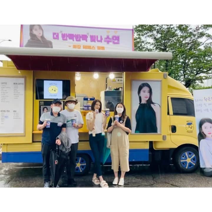 チャ・イェリョンのインスタグラム：「제가 사랑하는 우리 야외 감독님 들 ❤️  이해우 감독님  위창석 촬영감독님 김상복 조명감독님  생일이라고 오늘 하루 종일 제 얼굴 스키커 붙이고 다니시기로 🤭😍❤️」
