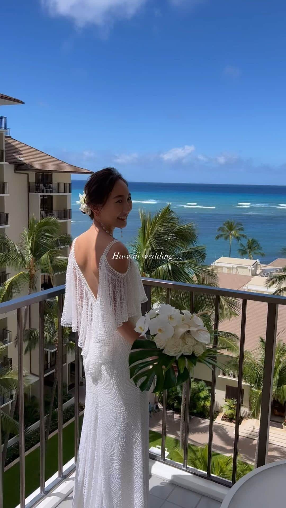 Yukari Ogayaのインスタグラム：「𝐻𝑎𝑤𝑎𝑖𝑖 𝑤𝑒𝑑𝑑𝑖𝑛𝑔 2022 ．．． ．． . Hair&makeup by @yukariogaya  . #2022 #bridehairstyle  #destinationwedding  #hawaiiwedding #wedding  #weddinginspiration  #hairarrangement  #updo  #ハワイウェディング  #花嫁ヘアスタイル  #結婚式準備 #ハワイヘアメイク #ヘアメイク持ち込み #挙式ヘア #結婚式ヘアメイク #ロケーション撮影 #ヘアチェンジ #ウェディングヘアメイク #ハワイ挙式 #海外ウェディング」