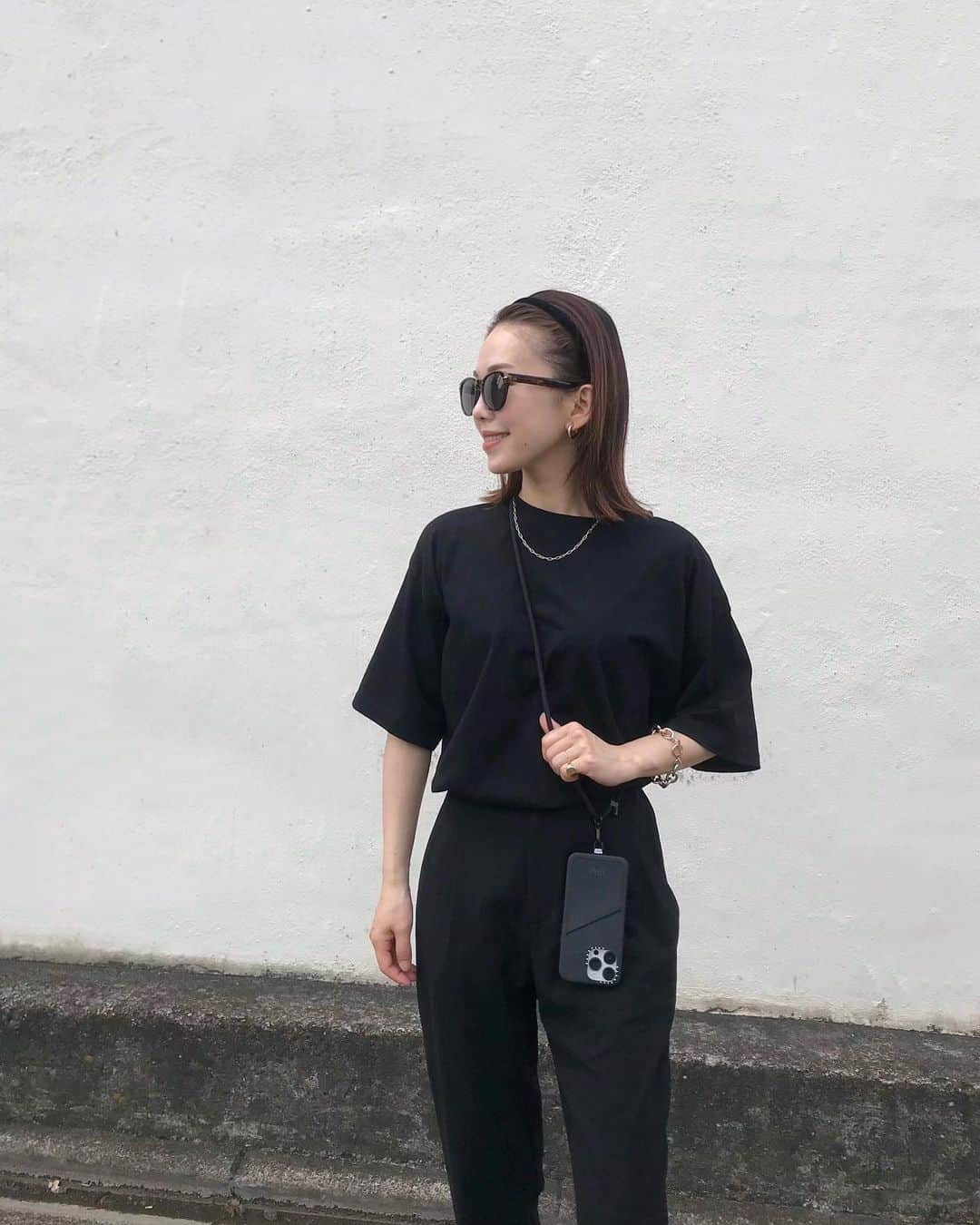 muua777のインスタグラム：「⁡ ⁡ ⁡ 携帯を買い替えたタイミングで選んだ @casetify のスマホケース！ ⁡ 地球に優しい素材なのに本革みたいな質感で、フォントのカスタマイズでオリジナル感も嬉しい♪ ⁡ なによりストラップを付けたことによって、ちょっとした外出時がめちゃくちゃ楽ちん😆 ⁡ ケースをいろいろ楽しむタイプではないので、服に馴染むようにオールブラックにして、デザインも使いやすさも妥協せず選んでよかった🙌✨ ⁡ ⁡ こちらのプロモコードで15%OFFになります✏︎ 【15MUUA】 ⁡ ⁡ ⁡ #CASETiFY#ShowYourColors#プロモーション#お散歩コーデ#ワンマイルウェア#スマホショルダー　@casetify_jp  #150cm#cordinate#outfit#monotone#シンプルコーデ#ママコーデ#おちびコーデ#おちびの輪#低身長コーデ#モノトーンコーデ ⁡」
