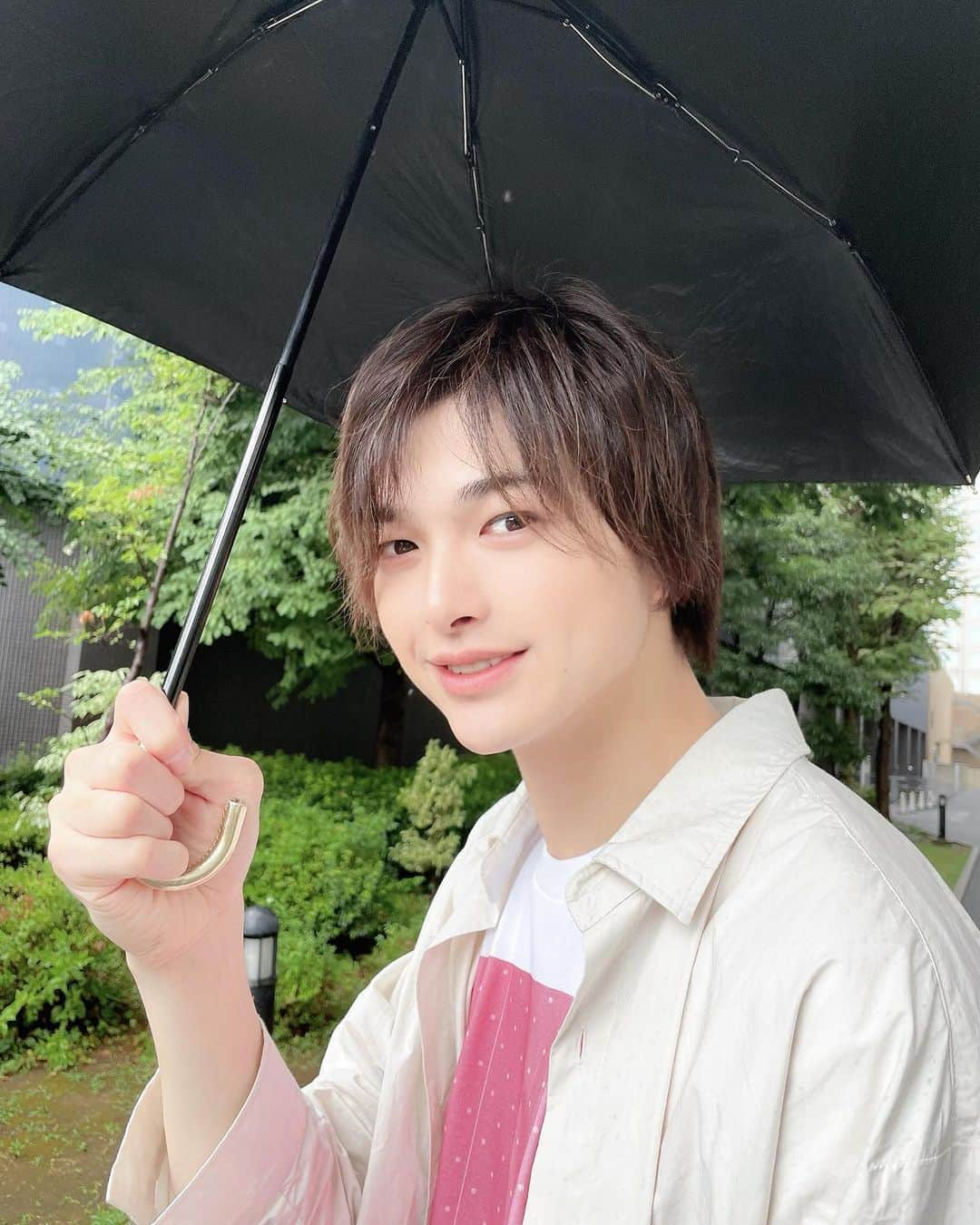 遊馬晃祐のインスタグラム：「How are you？？  We've had a lot of bad news recently, haven't we? Japan is disastrous heavy rain😢  But I want to cherish a smile！！！  みんな最近暗いニュースが多いけど、前向いてがんばろね！ 雨の被害は大丈夫ですか？僕は大丈夫でした！！！！！  今日も舞台上でたくさん笑顔届けて、たくさんのお客さんをハッピーにしてきます。頑張るぞ🔥  コメント、DMありがとう いつも返せないけど見てます(๑>◡<๑)」