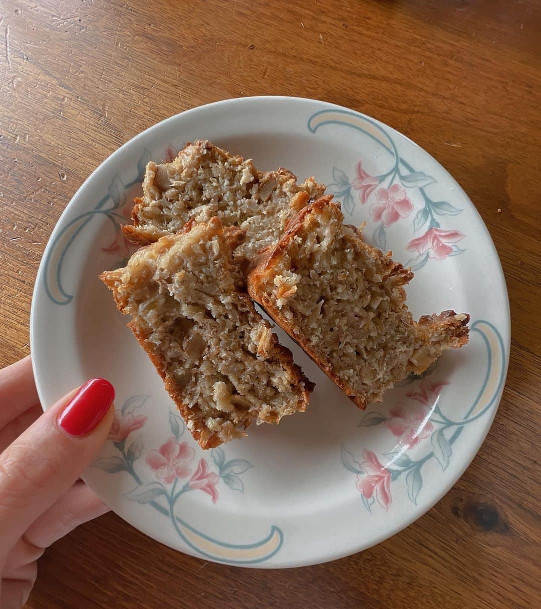 大桑マイミのインスタグラム：「雨だし、お出かけできないので、cooking!今日は娘いっぱいお手伝いしてくれました。 見た目は不恰好かもですが、とーっても美味しいヘルシーパン(？) 作りました。本来ならばQuarkチーズで作りたいところですが手に入らないので今回はクリームチーズで代用。　オーツ、りんご(すったもの)、ペーキングパウダー、クリームーチーズ、卵　、胡桃(あればアニス)を混ぜ混ぜ🤙 グルテンフリーなヘルシーパンの出来上がり。 香ばしくて美味しい🤍私本当オーツが好き🤙 私が作ってるグラノーラも🥣食べてほしいです。 @mainola_granola  #オーツパン  #グルテンフリー」
