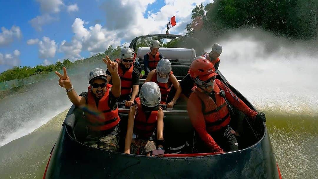 エヴァン・ルースラのインスタグラム：「Only in Mexico can you jump on a speed boat and tell the captain to go insane ⁣⁣ ⁣⁣ 🤣🛥💥😈💨⁣⁣ ⁣⁣ Experiences > Things」