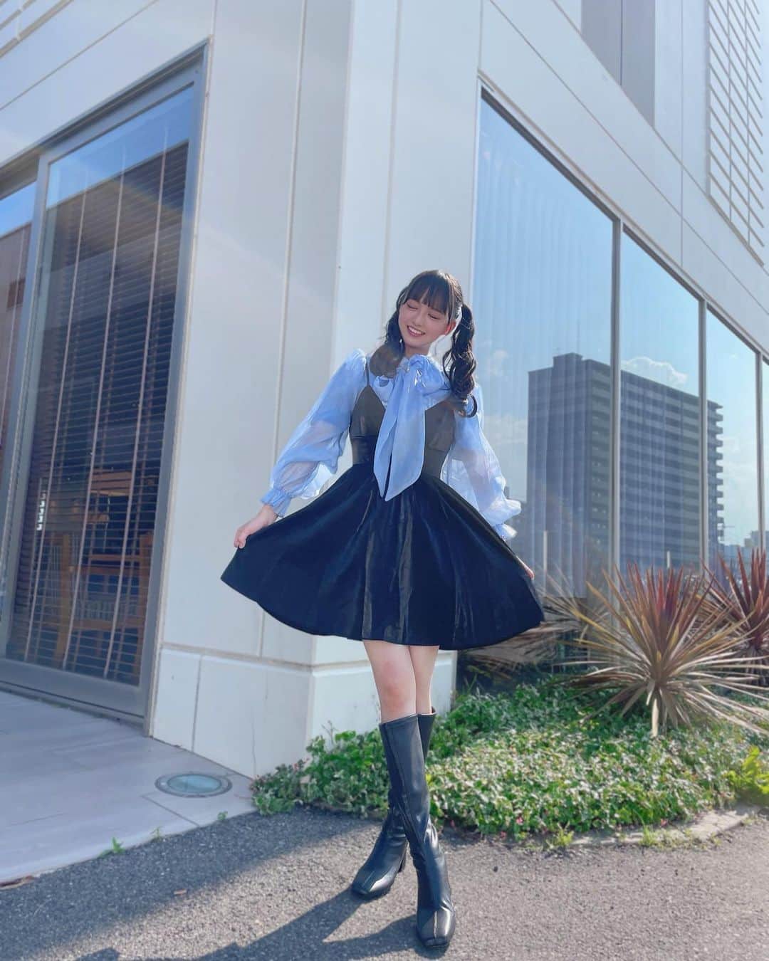 のインスタグラム：「水色テーマのコーデ💎 COLORZライブの衣装です！  お洋服はもちろん靴まで全身SHEINの商品でコーディネートして頂きました。 イベントのTシャツを中に着込んでシアーブラウスから透けさせてるとこがポイントです🎀  SHEIN割引クーポン：COLORZ ↑こちらのクーポンコード入力でかなりお安くなるのでぜひ！  お洋服のみならず雑貨とかインテリアとか色々あります☺️ アプリ入手すると使いやすいかも◎  @Shein_japan @Shein_official  #COLORZwithSHIEN #SHEINforall #SHEINコーデ #青 #shein購入品 #shein #sheinootd #sheincode #シーイン #ロングブーツ #シーイン購入品 #キャミワンピ #衣装 #水色コーデ #tシャツコーデ #推しカラー #推しカラーコーデ #アイドル #ツインテール #広島 #福田朱里 #シアーシャツ #ビッグリボン #STU48 #ootd #fashion #japanesegirl #model #smile #Japan」