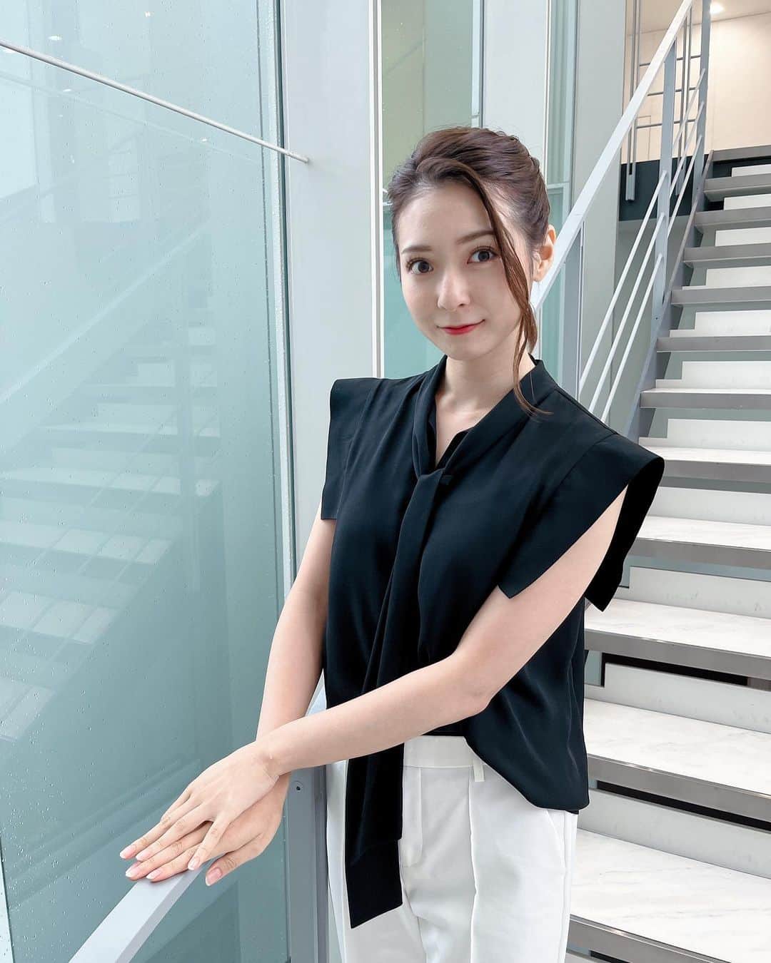 のインスタグラム：「白いパンツのコーディネートでした。  トップス Andemiu (@andemiu_official)  パンツ Attenir (@Attenir_official)  #グッドモーニング#衣装#andemiu#attenir#パンツ#テレビ朝日#テレ朝#テレビ朝日アナウンサー#アナウンサー#住田紗里」