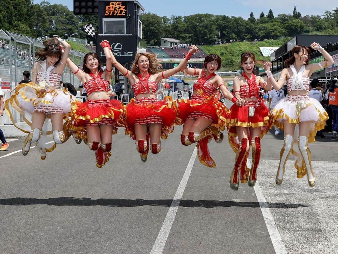 のインスタグラム：「🚗💨  #スーパー耐久 Rd.3 スポーツランドSUGO  ST-3 25号車 🤝TEAM ZEROONE  raffinee日産ﾒｶﾆｯｸﾁｬﾚﾝｼﾞZ🚗  Aドライバー 名取 鉄平選手 Bドライバー 富田 竜一郎選手 Cドライバー 白坂 卓也選手  25号車はST-3クラス 予選3番手からスタート！！  表彰台の見える位置からスタートし、一時は4番手に後退するも3時間耐久レース 残り5分で抜き返し見事３位チェッカー🏁  私達はサーキットでraffineeladyステージやYOU TUBE生配信をしていたのですが、 ラストスパートをモニターで見ることが出来て 応援中に一番熱い戦いのシーンを見ることが出来ました😭❤️‍🔥  表彰台に向かって前にいるマシンに向かって走る25号車 パスの瞬間は大興奮で大盛り上がりでした！！  今シーズン初の３位表彰台獲得👏 そしてraffineeLady２年目の私にとってもraffineeLadyとして初めて表彰台に登る姿がみられて幸せでした😭💗  チームの想いと頑張りがようやく届いた日！！ ピットで喜ぶチームの皆さんの姿が見られて良かったです！！  この勢いにのって次戦のオートポリスも💪 みなさんも引き続き熱い応援をよろしくお願いします！  #モータースポーツ #ラフィーネレディ #raffineelady  #raffinee_racing #orientalbio_race #スーパー耐久  #コスチューム  #車 #日産 #日産メカニックチャレンジ   定期プロフィール🥀  #くびれ 55cm #おしり 1m #砂時計くびれ  #レースクイーン #グラビアアイドル  #骨格ストレート 元 #美容部員 #ショートカット #instagood #japanesegirl #藤井マリー」