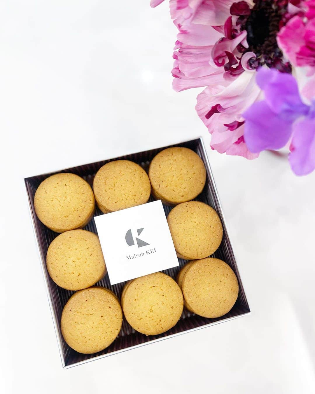 小林真由のインスタグラム：「🍪☁️ ⁡ Maison KEIのサブレ UN GRAIN のクッキー GENDYのキャラメルバー　　 ⁡ ⁡ 食後にバレないように隅っこで食べている。。 本当は堂々と食べたいけれどそれでも至福の時です🕊🤍 ⁡ ⁡ ⁡ #ファッション #コーデ #ママコーデ #女の子ママ #男の子ママ #ママライフ #コーディネート #3歳 #1歳 #ベビー #二人育児 #スイーツ #クッキー #ungrain #gendy」