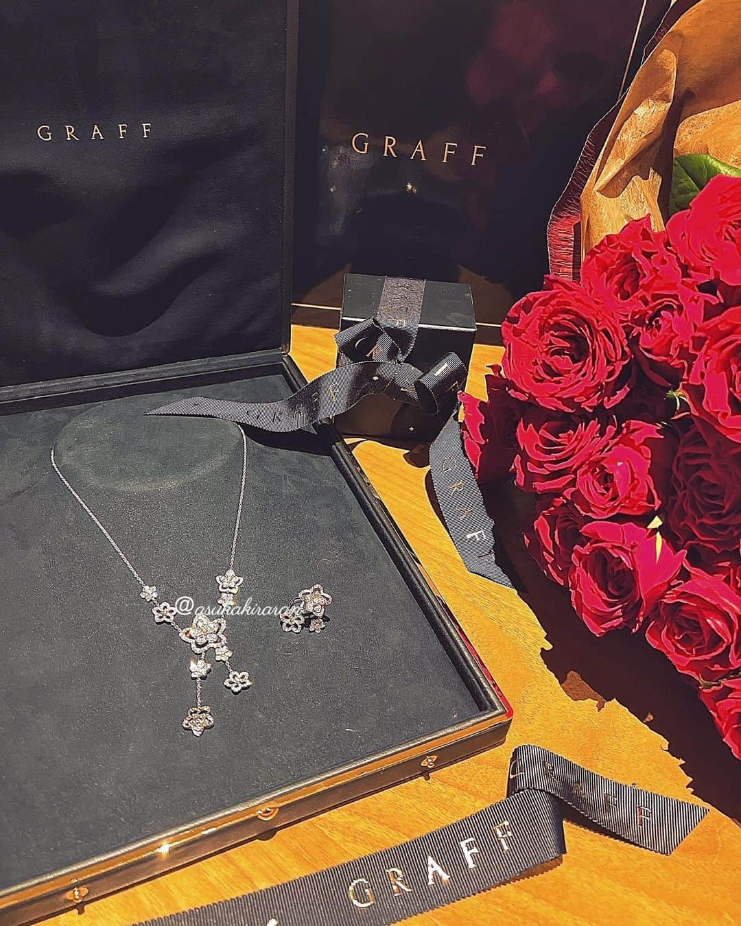 明日花キララのインスタグラム：「時差投稿 受注限定ワイルドフラワーのドロップネックレス💠🏵💎 ゆらゆら揺れてキラキラでかわいいの🤍 日本第1号なんだって👸🏼✨✨ とても気に入ったので投稿に残しました  ⚠️パパ活ではありません  #graff #graffdiamonds」