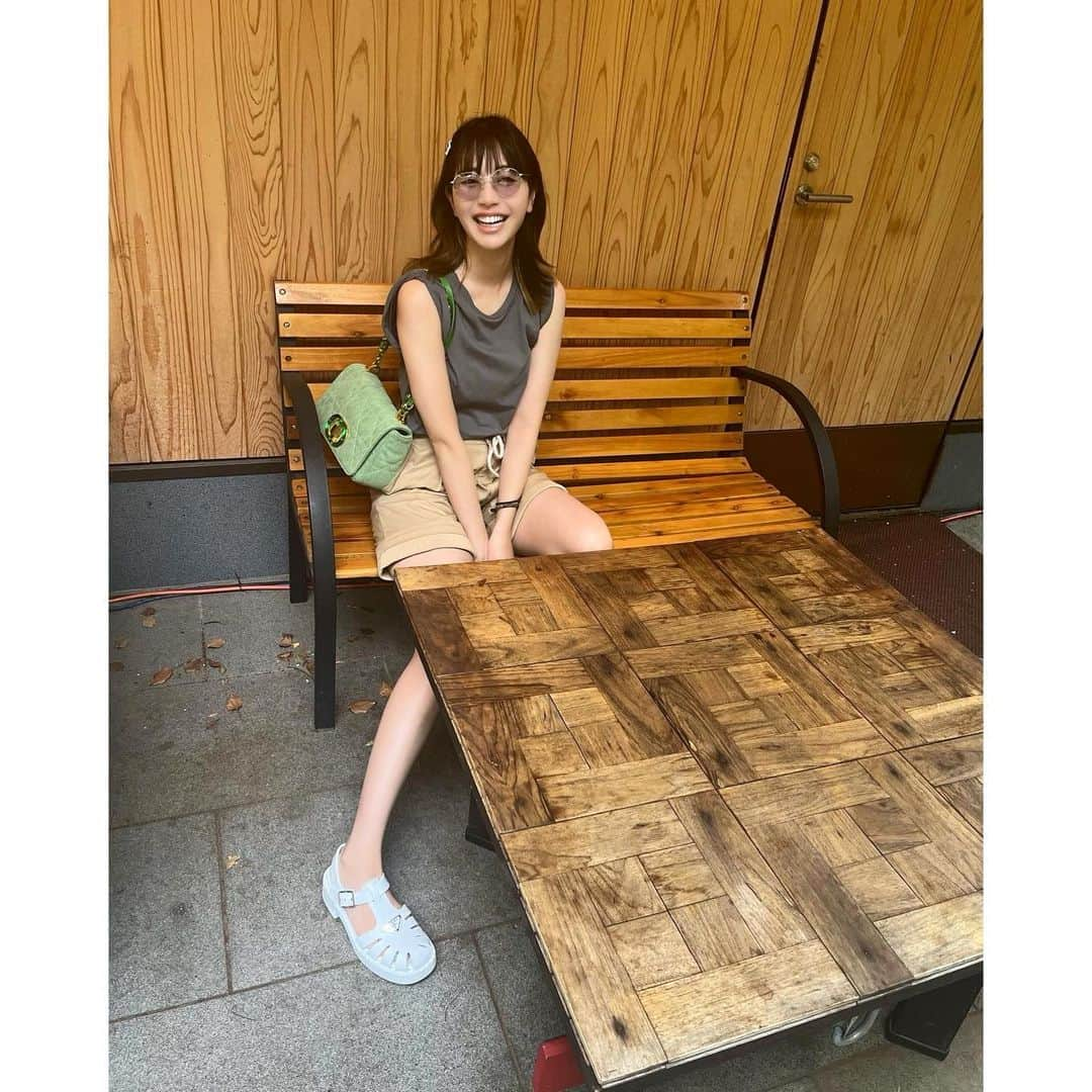 梅村妃奈子のインスタグラム：「. 腕を出すのがコンプレックスだから 今年は腕を出す夏にする🌻🔸 自分の中で納得しないことに対して 見て見ぬふりはしない🤍😤 （訳：痩せます） . #ひな私服 👕/ @estnation_jp  👖/ @ezumi.official  👡/ @prada  👜/ @dior」