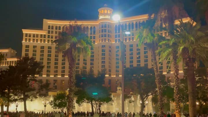 都美のインスタグラム：「何回観ても凄く感動する  #bellagio #噴水 #⛲️」
