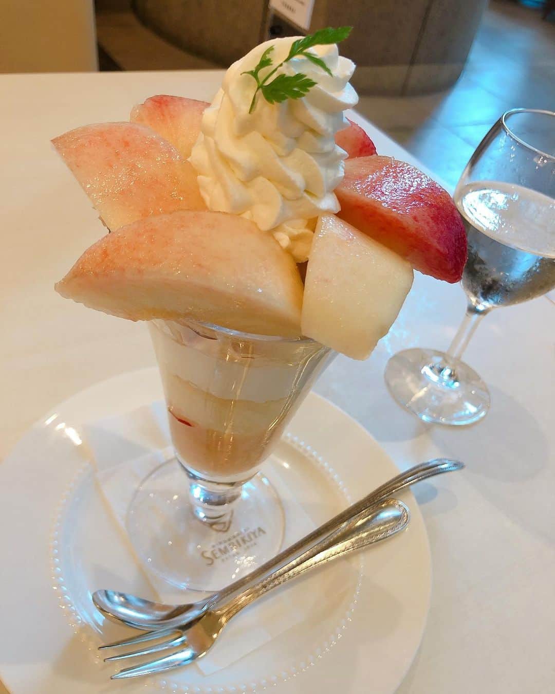 永井里菜のインスタグラム：「. . ホッとひと息❣️ お久しぶりに、大好きなきみこばぁばに会えて癒されました☺️💕 いつも通りお元気そうで一安心です🤭✨ . 桃のパフェ🍑幸。 . #日本橋伊勢定本店」