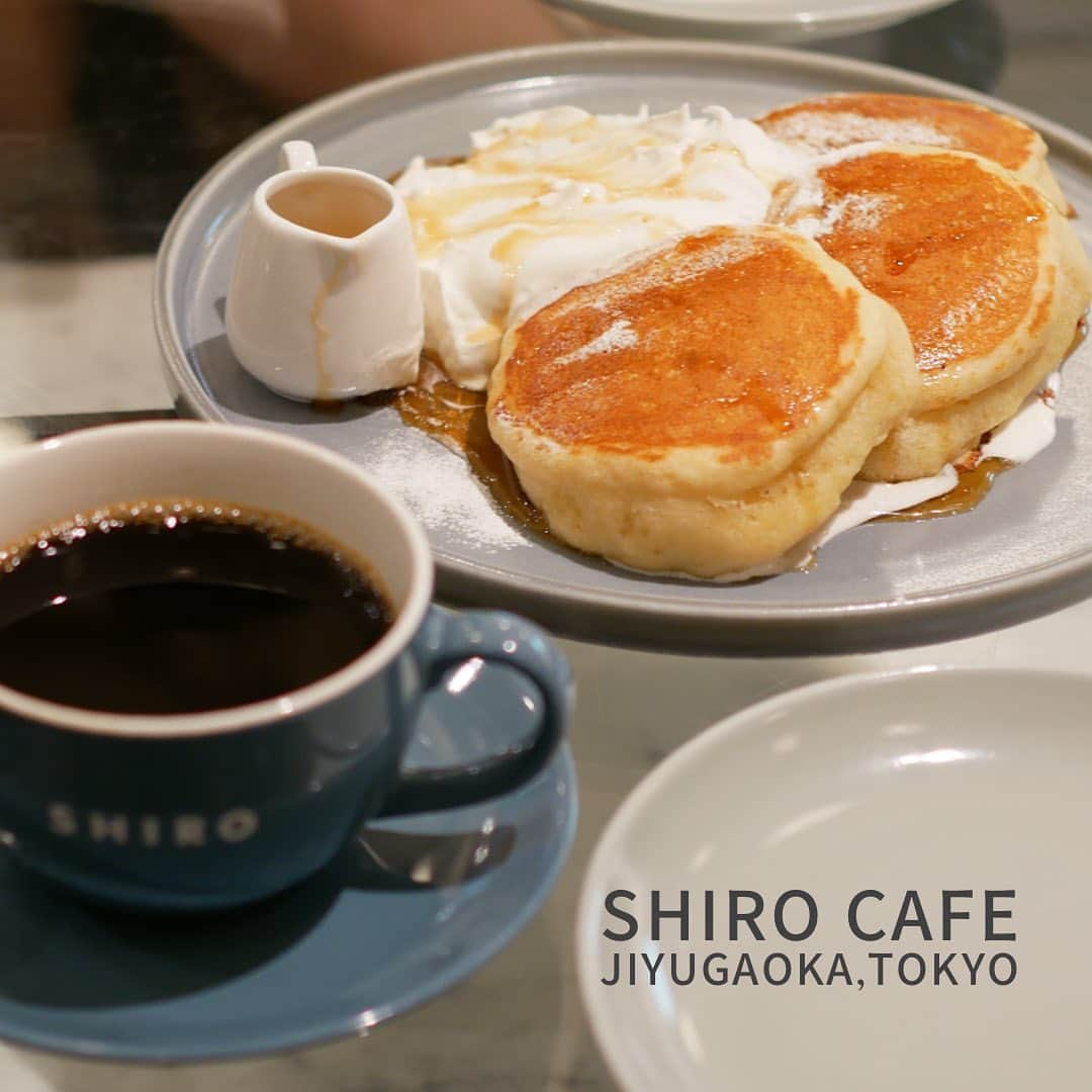 おまる部長 / たっちゃんずパンケーキ部のインスタグラム：「. SHIRO CAFE (SHIRO 自由が丘店内) 〒152-0035 東京都目黒区自由が丘２丁目９−１４  @shiro_japan   SHIROブレンド by CAFE FACON  550円(税込)  ヴィーガンパンケーキ メープル＆クリーム  1210円(税込)  自然の素材にこだわったコスメティックブランド「SHIRO」の自由が丘店内にあるSHIRO CAFEに久しぶりの訪問♪ヴィーガンフードメニューや豊富なドリンクメニューが揃っていて、嬉しいことにパンケーキもあります🥞  以前もっと華やかなトッピングが乗ったものを食べたことがあるのですが、生地自体のむっちり食感が癖になるし香ばしさも広がってとても美味しいので、今回の豆乳クリームとメープルシロップのみのシンプルなトッピングで食べる方が断然好みだった！クリームは、味はマイルドですが鼻に抜ける香りに豆乳感を割としっかり感じるので豆乳の味が苦手な方はその点だけ注意☁️シェアでもかなり満足できたし、とってもおいしかったー❤️  帰りに店内の商品ゆったり見て色々欲しくなってしまって、とりあえずハンド美容液を購入👏  #SHIRO #shirocafe #pancake #pancakes #tokyo #jiyugaoka #tokyofoodie #cafehopping #japan #tokyocafe #アクイーユ #パンケーキ #自由が丘 #自由が丘カフェ #東京スイーツ #東京カフェ #パンケーキ部 #ヴィーガン #ヴィーガンカフェ #ヴィーガンフード #vegan」