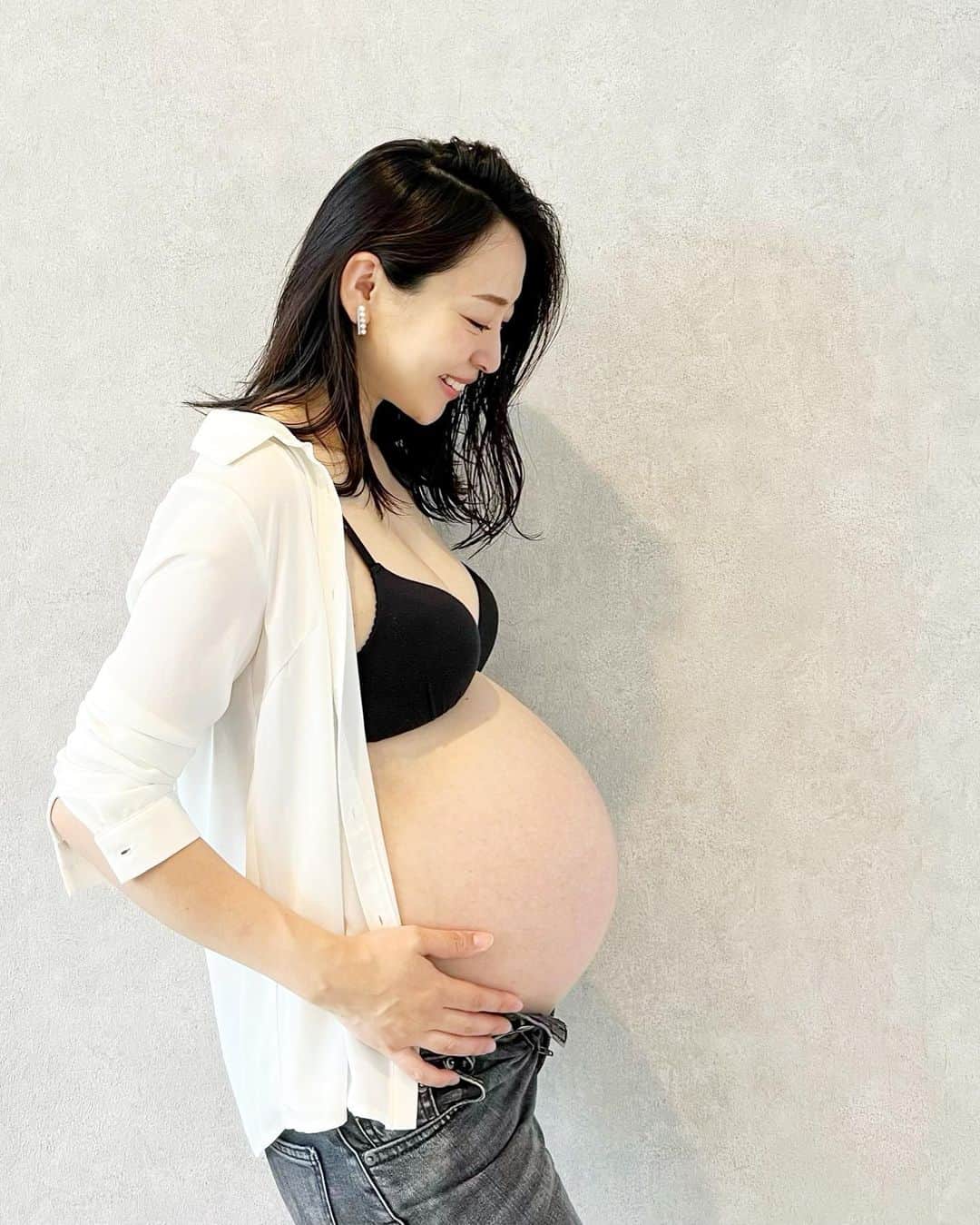 磯部奈央のインスタグラム：「🤰🕊  そろそろ、この大きなお腹ともおさらばかなと思って記録した写真📸  1人目のときも、特にマタニティフォトは撮りに行かなくてもいいかなっていうタイプで笑、お家で簡単に撮ったのですが、今回も前回と同じようなコーデで撮ってみました📸  最後の写真は、長女のときの🤰 私も若いぞ🤣  #臨月 #マタニティフォト」