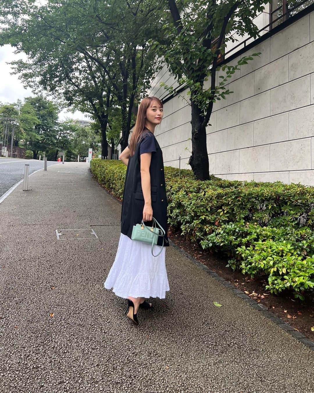 近藤千尋のインスタグラム：「今日はどよ〜んなお天気でしたね😢💦☔️ マネージャーさん連写してくれたよ📸  #Fendi  @fendi  のミントグリーンbagで 差し色にしてみました🤍🤍🤍 珍しくスカート🫡で大人っぽく✨  オンエア情報また告知しますね📺🐺💕  今日の夕飯はたらこクリームパスタ作ったよ🍝😍 疲れてる日は必ず子供たちが 食べるものしか作りません。笑☺️❣️  寝かし付けまで駆け抜けるぞ〜😪」