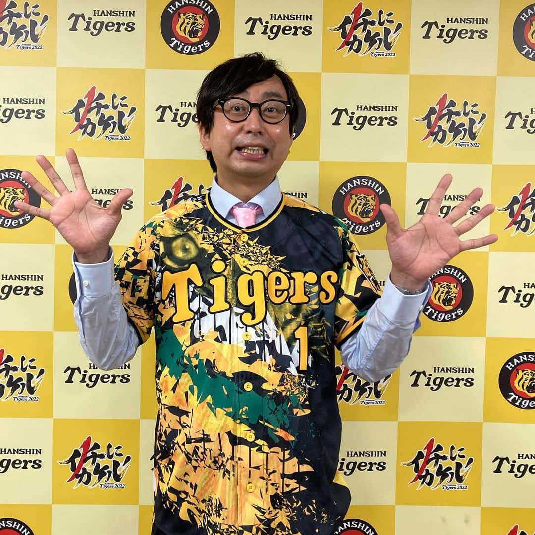 阪神タイガースさんのインスタグラム写真 - (阪神タイガースInstagram)「#ウル虎の夏2022 2試合目の今日は、おいでやす小田さんが甲子園球場を盛り上げていただいています！ #ウル虎の夏2022  #おいでやす小田 さん #タイガースファン芸人  #阪神タイガース  #イチにカケル！」7月13日 18時31分 - hanshintigers_official