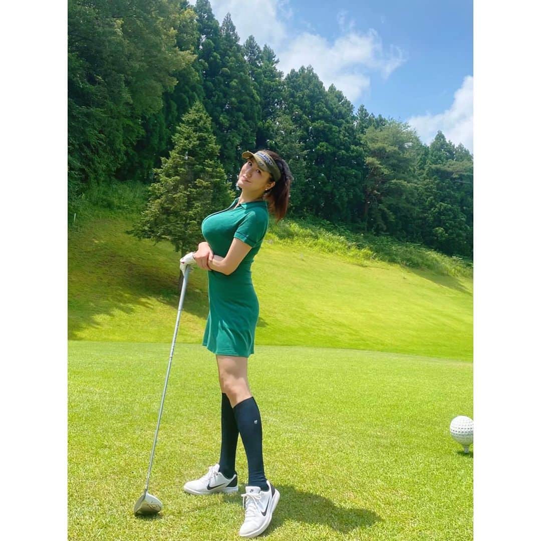 のインスタグラム：「週末はゴルフ合宿に行ってきたよ⛳️ 2ヶ月間 @harajukugolf_academy 🏌️‍♀️に 通った成果はスコアが10減りました😭👏 ドライバーも跳ぶ様になってきた！ ただアプローチもパターもだめだし、 練習で形になりつつあったスイングもコースに出ると力み過ぎて変になってしまうし。課題しか無かった😭 動画を撮っておいてもらったから、 次の日すぐレッスンに行って、 どう良くなるかアドバイスもらってきた！！ 修正点を的確に指摘してくれるから、 それを直すだけでかなり良くなる😭 自信を無くしつつあったけど、めげずに練習頑張ります😭 ・ ・ #ゴルフ初心者#ゴルフ始めて2ヶ月 #ゴルフ#ゴルフ女子#ゴルフコーデ#ゴルフデート #マスターバニー#マスターバニーエディション #golfwear#golf#golfstagram」