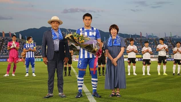 野田裕喜さんのインスタグラム写真 - (野田裕喜Instagram)「先日のアウェイ長崎戦でj2リーグ100試合出場でした！  高校在学中、特別指定選手としてjリーグの舞台に立たせてもらったロアッソ熊本、思い描いていたキャリアにはなりませんでしたが、jリーグを代表するような選手たちの中で毎日トレーニングさせてもらい、1人の社会人としてサッカー以外の事も勉強させてもらったガンバ大阪、なんの経験もない自分をガンバから取ってもらい、本当の意味でのサッカー選手に成長させてもらっているモンテディオ山形、僕が所属していた３つのクラブ、スタッフ、チームメイトみんなに感謝しています！ これからも1試合1試合積み重ねていけるように謙虚に努力していきたいと思います。  それと6月度の月間ベストゴールに選んでもらいました！次は勝利に繋がるようなゴールを取れるように頑張ります！ 何試合も勝ててない状況ですが、ブレずにみんなで力を合わせて戦っていきます。残りのシーズンもサポートよろしくお願いします。  #ロアッソ熊本 #ガンバ大阪 #モンテディオ山形  #親父の帽子はいじらないでください」7月13日 19時16分 - nodahiro.0727