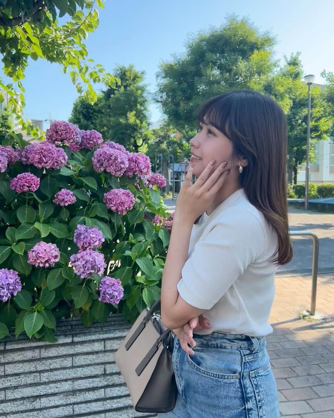 堺美紗稀のインスタグラム：「. 今年はたくさん綺麗な紫陽花が咲いてて 幸せだったな〜〜  載せる写真がなすぎて、 お友達が撮ってくれました笑  ゆるっと更新再開します❤︎  そして大好きなお酒でとっても太ったので そこは甘くみてください🍻笑」