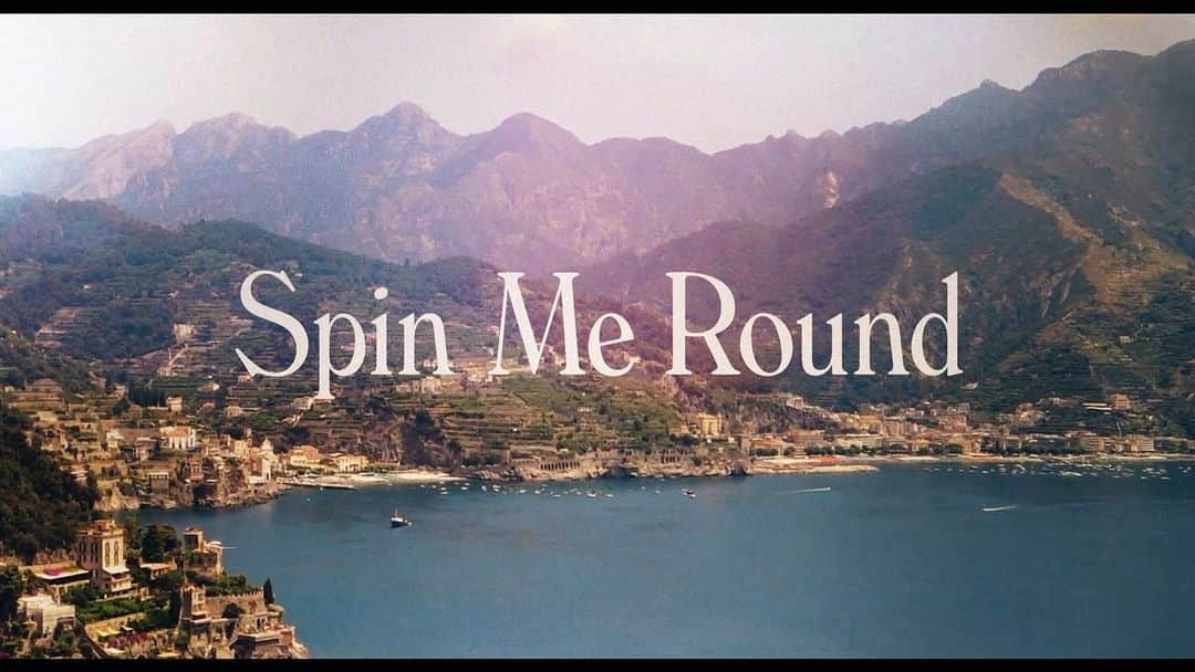 フレッド・アーミセンのインスタグラム：「SPIN ME ROUND in theaters and streaming on @amcplus August 19th!」