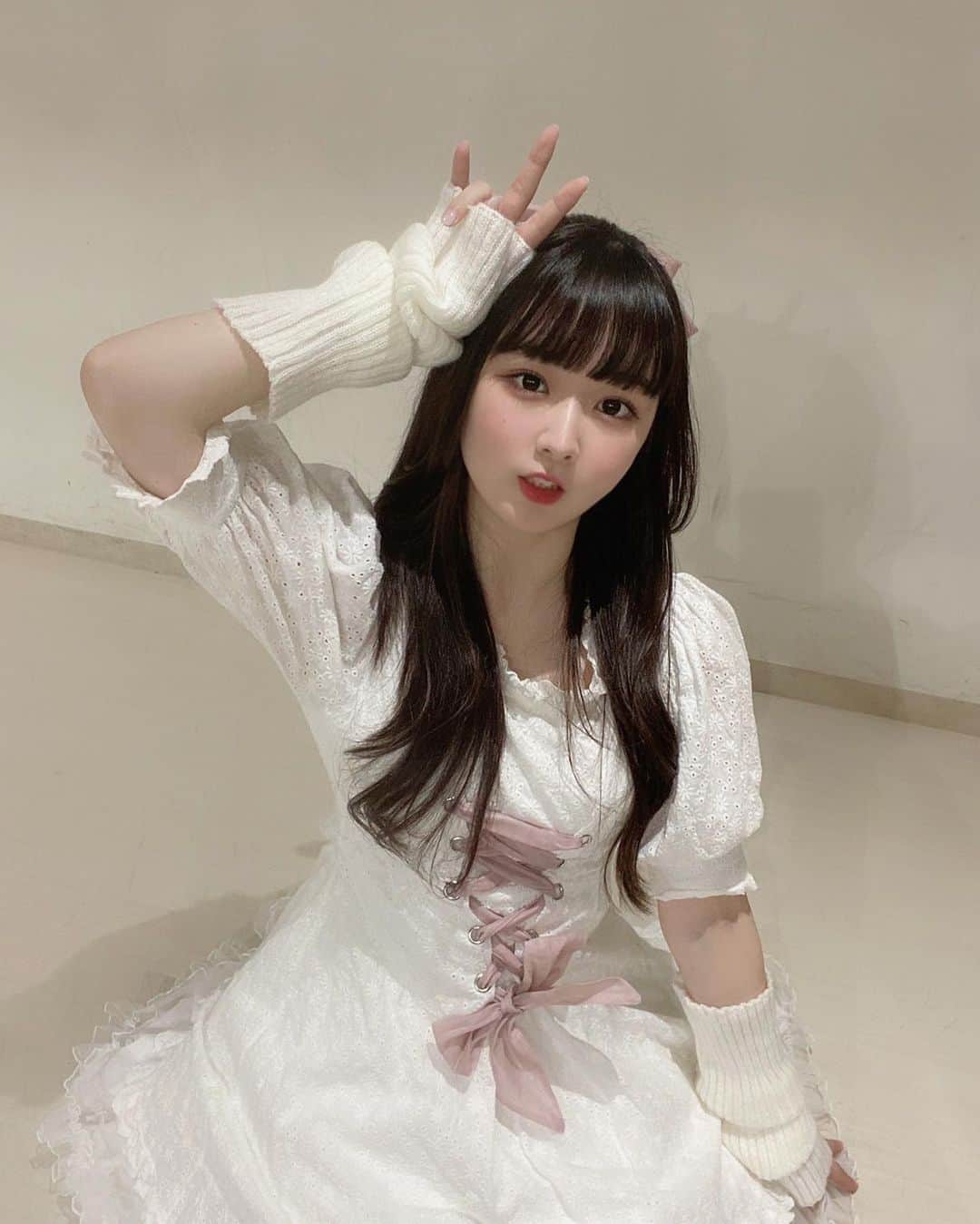 高田もものインスタグラム：「. ピースすると小指もついてきちゃうのももだけ？ . かわいいちゅるんネイルを添えてっ🤍 . かしこ . #高田もも #かしこってなに #かしこ #instagood #instagram #ロングヘア #ワンピース #swankiss #whiteoutfit #ハーフアップ #ヘアアレンジ #mocatokyo #バレッタ #リボン #ビッグリボン #ビックリボン #マリーちゃん #韓国ヘア #レイヤーカット」