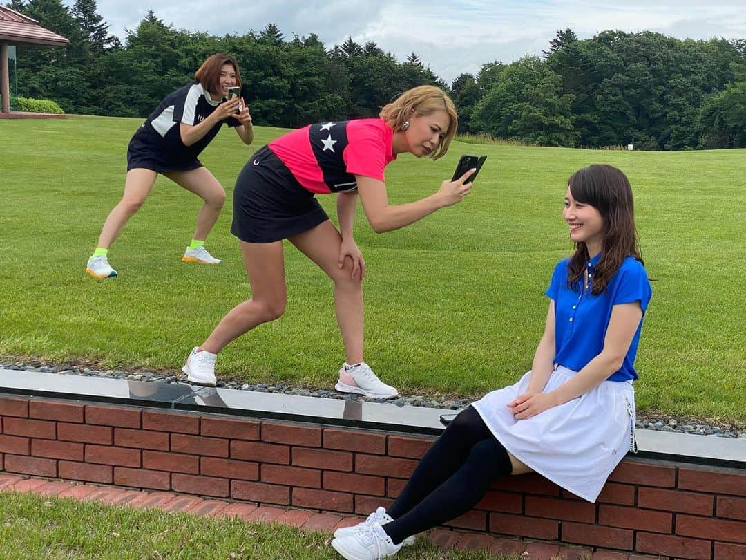 江上太悟郎のインスタグラム：「撮ってる人を撮る人。 バドミントンのダブルスかな？🏸🏸  今日のロケも楽しかったなぁ😊 いつかスタッフも含めてみんなでゴルフ出来ますように！！  毎週土曜深夜1時45分～ 『Triangle×Talk』 見ればあなたもゴルフが上手くなる…かも？🤣  #txt #北海道ゴルフ #北海道ゴルフ女子 #ゴルフ女子 #ティーバイティーガレージ  #サンゴルフ #ゴルフダイジェストオンライン  #コアレックス道栄 #uhb #長岡未来  #豊澤瞳  #柴田平美 #千葉晃太プロ  #江上太悟郎」