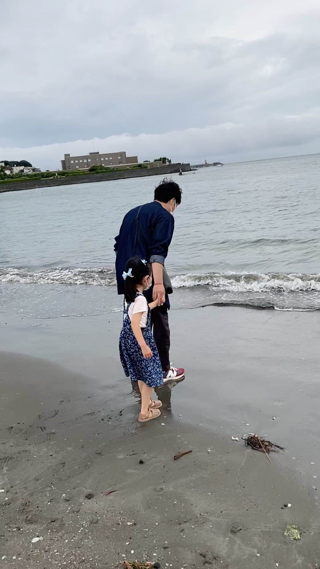 藤原一裕のインスタグラム：「撮影終わって、近くの逗子海岸へ。  ドラマで見るベタなやつ。意外と初めてやった気がする〜」