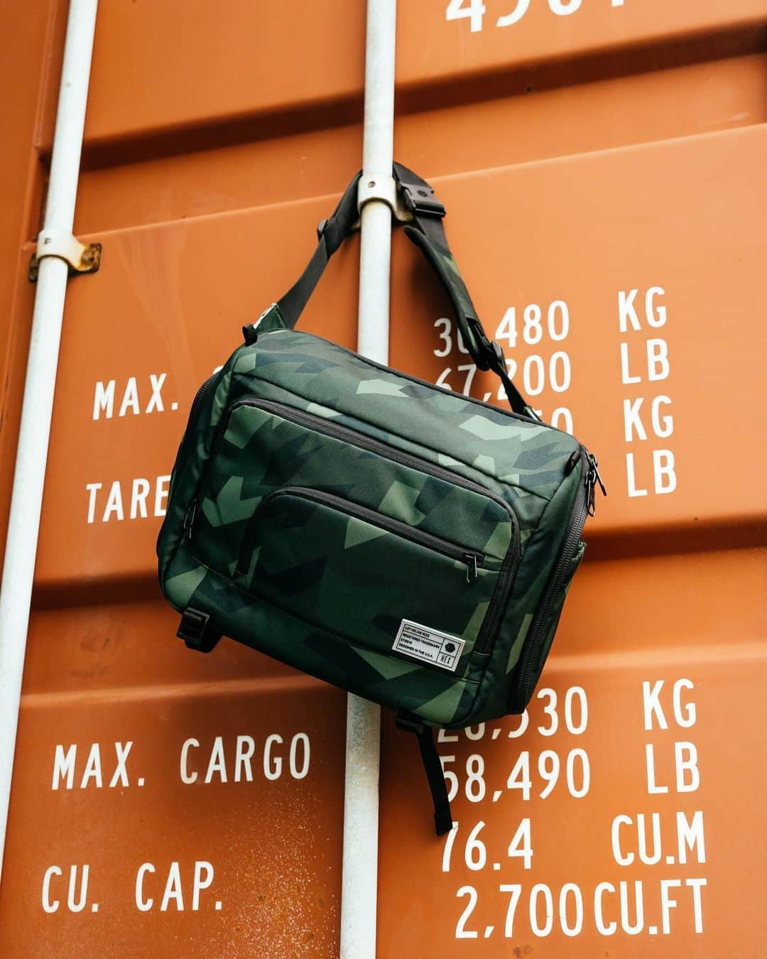 trashさんのインスタグラム写真 - (trashInstagram)「Captured a set of photos for @hexbrand and their newest Ranger Sling XL. I even got @Amuse.126 to give them a test run in Brooklyn for the photo set. HEX continuing to push the photography bag game forward.」7月14日 0時21分 - trashhand