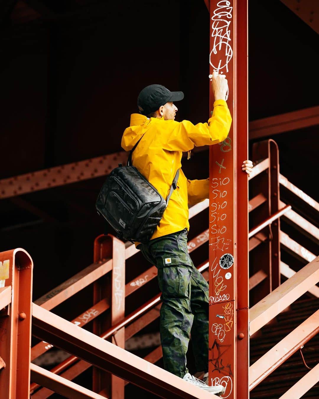 trashのインスタグラム：「Captured a set of photos for @hexbrand and their newest Ranger Sling XL. I even got @Amuse.126 to give them a test run in Brooklyn for the photo set. HEX continuing to push the photography bag game forward.」