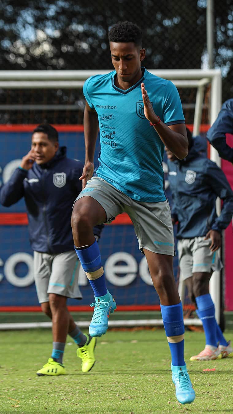 サッカー エクアドル代表チームのインスタグラム：「🔥 ¡#LaTriSub20 ya entrena en Casa de la Selección pensando en su amistoso contra @ucatolicaec Sub 19!」