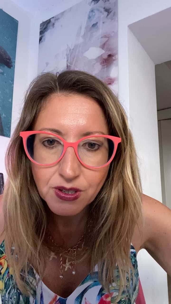 のインスタグラム：「How to be stylish at the Beach 🏖 Live in Italian 🇮🇹 and in English 🇬🇧 with @valentinalombardi_stylecoach  - Tips and tricks about what to wear at the beach:  💚Makeup 💚Trends 💚Jewelry  💚Beachwear . Want to know more? . Comment YES 👍 below 👇 and we will reply to you😎 . #beachfashion #swimwear #beachwear #beachlife #beach #bikini #swimsuit #beachstyle #beachvibes #summer #fashion #onepiece #summerfashion #bikinishop #bikinithailand #bikinivintage #vintagebikini #bikinithai #bikinith #twopieces #summervibes #igshopsg #bikinisg #bikinimalaysia #kualalumper #kohchang #singapore #pattaya #huahin #malaysia」