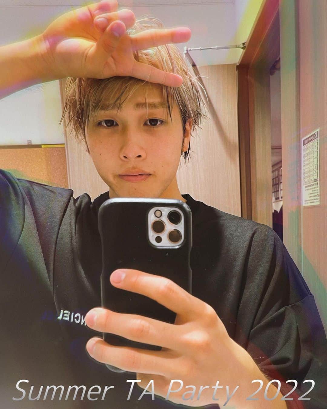 荒木駿平のインスタグラム：「𝐒𝐮𝐦𝐦𝐞𝐫 𝐓𝐀 𝐏𝐚𝐫𝐭𝐲 𝟐𝟎𝟐𝟐 𝟕/𝟏𝟐,𝟏𝟑日の𝟑公演ありがとうございました🦜  2年前の夏、同じ場所で見てた景色は客席が撤去されカメラで埋めつくされた少し寂しい気持ちで立たせていただいたステージでした。、が、昨日今日と会場が綺麗なピンクの波で染まり沢山のTAの皆さんとの距離が近く、とても素敵な景色を @a.you さんの後ろで見させていただきました。  エンターテイメントのステージでは同じモノは繰り返されないと聞きますがまさにそうで、一公演一公演がどれも違い本当に貴重な時間で一瞬で終わってしまいました🥲  この興奮冷めやらぬまま大阪公演に向けて準備していきます！🫡  @a.you さん、TAの皆様、スタッフの皆様、本当にありがとうございました！！！  #ayumihamasaki  #𝐒𝐮𝐦𝐦𝐞𝐫𝐓𝐀𝐏𝐚𝐫𝐭𝐲𝟐𝟎𝟐𝟐  #2Lの水飲んでたのに3Lの汗出たんじゃないかってくらい最高に燃えた」