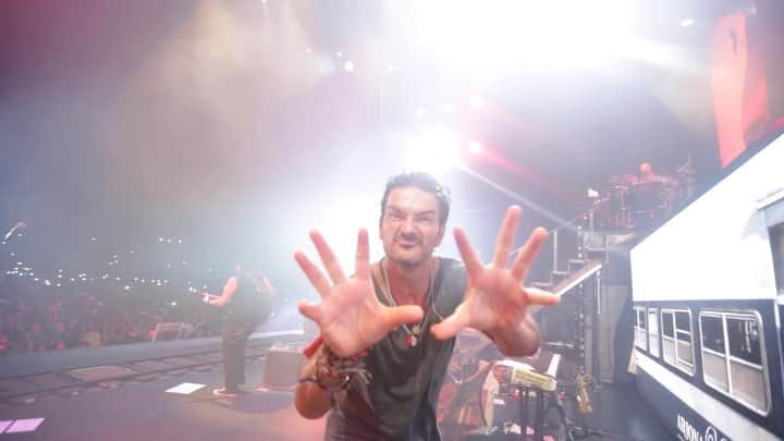 のインスタグラム：「Gracias paisanos. Vamos con otra historia más. #blancoynegrotour」