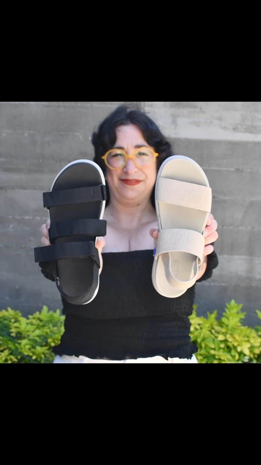 キーンのインスタグラム：「Elle Strappy has joined the Elle collection, and we know you’re already wondering. “How can I possibly choose just one?”  Assuming one sandal is all you want, one sandal is all you need. Both options bring all-day comfort and all-day versatility wherever they go, so either style could become your go-to sandal all-summer. However, there’s one key difference that can help you decide which sandal is right for you:  Elle Strappy has adjustable hook-and-loop straps that hold your foot in place while you get your summer on. Elle Backstrap has stretchy gore straps so you can quickly slip them on as you run out the door.  #100Days100Ways #ElleStrappy #ElleBackstrap #SummerSandals」