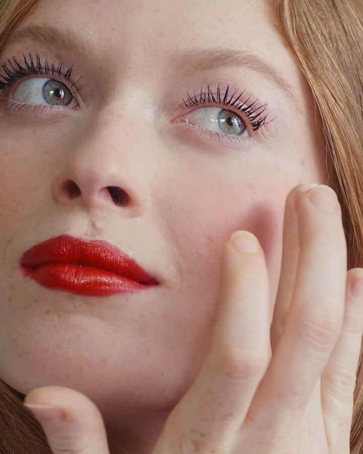 Larsen Thompsonのインスタグラム：「When it comes to everyday makeup I love a product that can multitask, which is why I’m obsessed with the Herrera Beauty collection❤️ I usually take the Satin finish lipstick in Red Carolina (color n° 310) and apply a little on my cheeks using blusher. The texture is super creamy, so it blends right in when you use your fingers. Simple and natural✨ @carolinaherrera #HerreraBeauty #ad」
