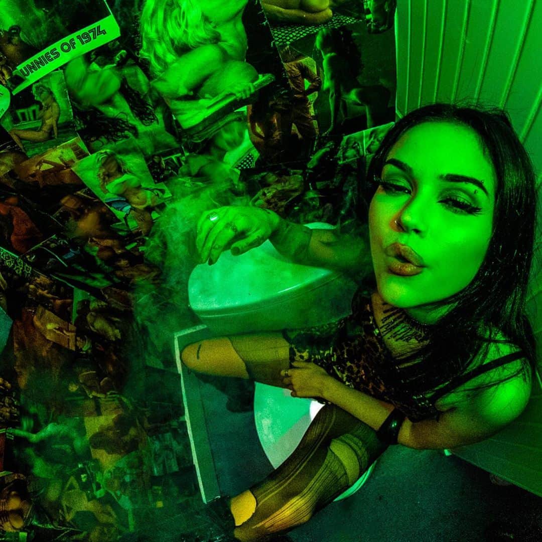 マギー・リンデマンのインスタグラム：「MY ALBUM SUCKERPUNCH COMES OUT SEPTEMBER 16th! pre-save/pre-add link in my bio 🖤📟+ tickets go on sale for the SUCKERPUNCH pop up shows friday at 10am pt on maggielindemann.com with vinyl<3」
