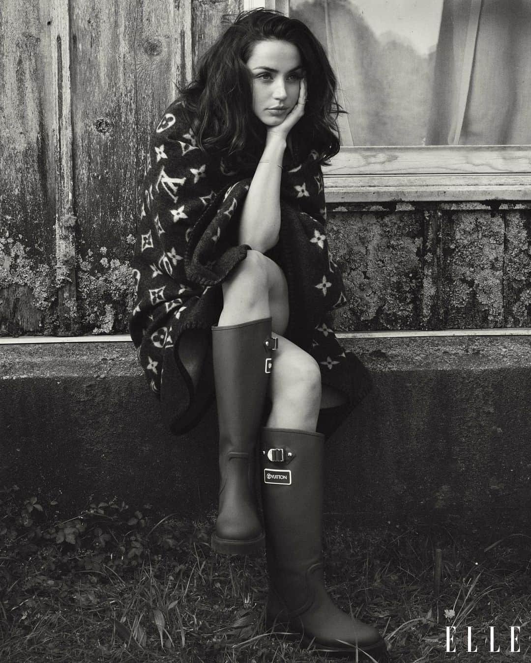 アナ・デ・アルマスのインスタグラム：「@elleusa 🖤」