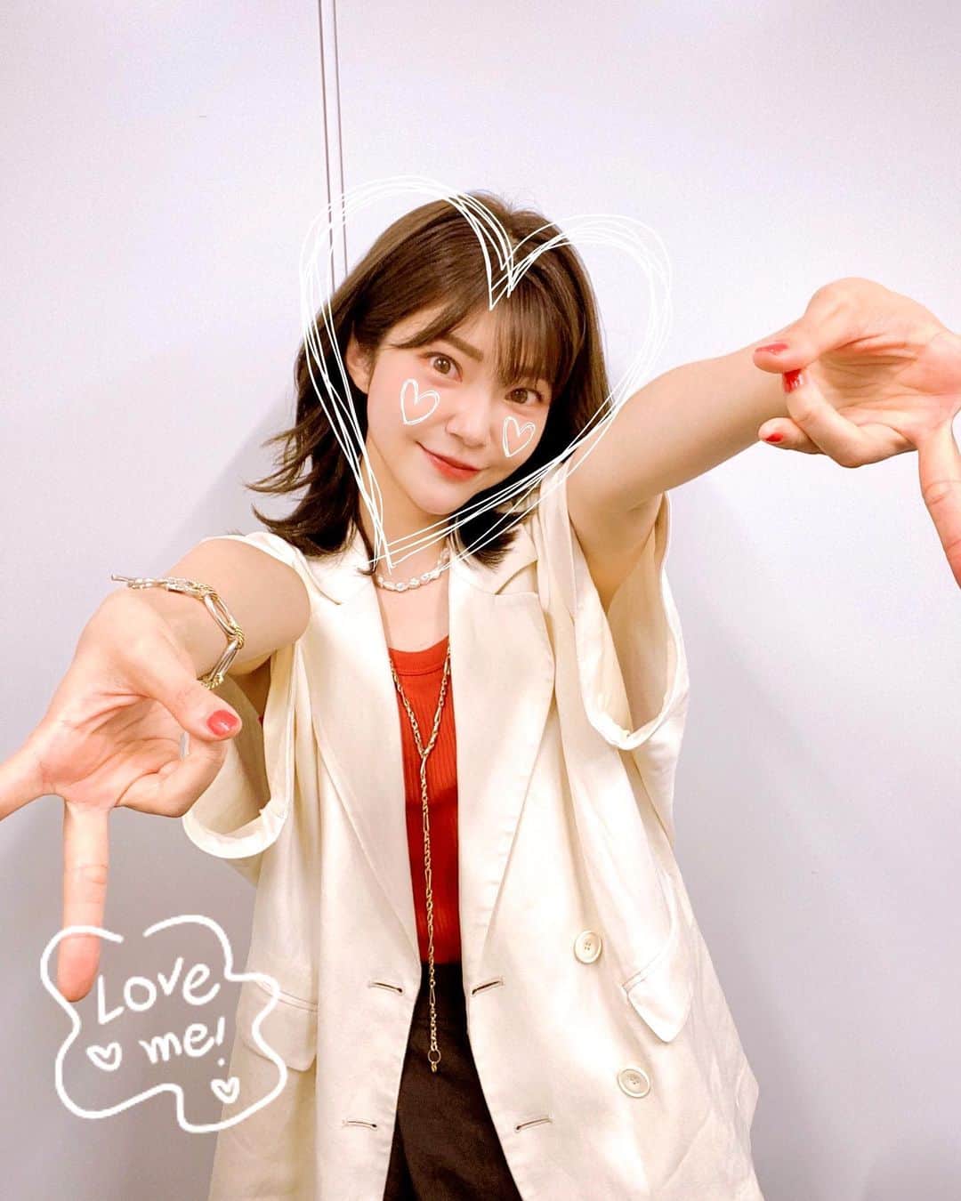 伊瀬茉莉也のインスタグラム：「💋💭  暑い…暑いですね！🌞 梅雨はいずこ…☔️ 体調の変化に気を付けて過ごしていきましょう！  #ギャルピース  #流行は20年周期説　 #ほんとだった笑　 #懐かしい   さぁ！今週も駆け抜けていきましょー🏃‍♀️💨✨」