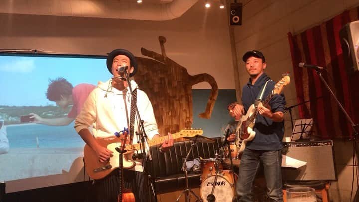 上江洌清作のインスタグラム：「僕らこのまま  歌い続けてくなら  IT'S GONNA BE ALRIGHT！  心配は１つもいらない  ってか🙏  お前が残した言葉と  いつも何かと褒めちぎってくれてたもんだから、そう簡単に辞められなくなってしまったじゃないか😕  今日も頑張って 楽しんで歌ってきます🙏  絶対泣いてはいけない！  ヨースケ＠HOME ツイットーライヴvol.2   ヨースケ愛に溢れた  彼が残した音楽を奏でながら仲間が繋がってくステージ  KANさんの素晴らしい温かいプロデュースのおかげで、ヨースケの存在をより色濃く残せてる気がします  トータスさんの歌で泣いちゃったのは内緒です🙏  皆さま是非是非‼️  アーカイブ是非是非‼️  https://eplus.jp/sf/detail/3257770002  @yosukeathome   #ヨースケアットホーム」