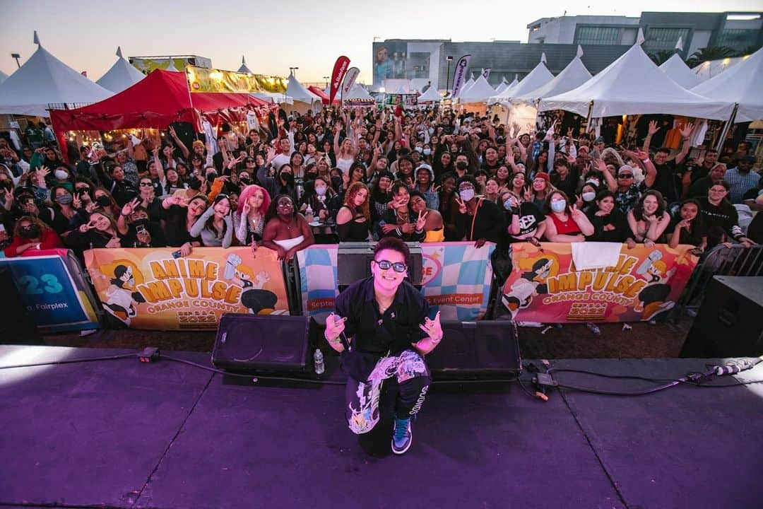 ベンジのインスタグラム：「I’m a day late but damn it felt amazing being back on stage.  @ktownnightmarket thanks for having me the energy was crazy! 🔥🔥  📸: @bobo.xxndigo」