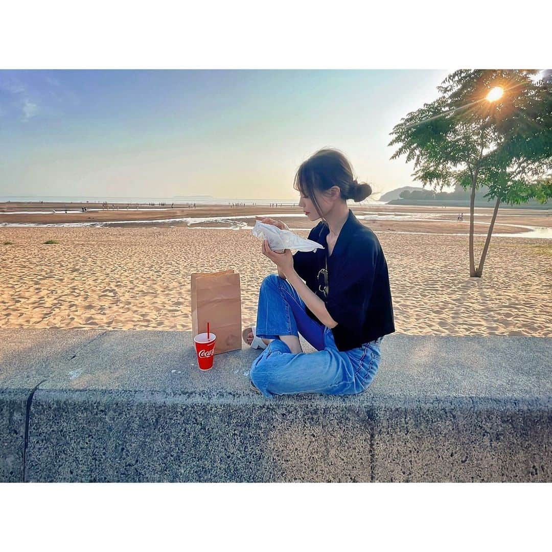 家原里佳さんのインスタグラム写真 - (家原里佳Instagram)「. . 𝑠𝑢𝑛𝑠𝑒𝑡☀️ ⇢ 2枚目、空がピンク色に染まって綺麗だった〜💕  旅の前には、肩甲骨はがしへ行ってきたよ🕊🌿 ▶︎▶︎ @ruffree_shinkyu ⸝⋆  施術後(3枚目⇢)だから少し赤くなってるけど、 今回もしっかりと羽が出てきてくれました！👏🏻  どうやら私は右だけ「巻き肩」らしい😭 だから肩が痛かったのか？ 治せるなら頑張って治したいな〜🥹✨✨  #travel #travelphotography #国内旅行記 #四国 #父母ヶ浜 #海 #父母ヶ浜海岸 #うどん県 #香川県観光 #淡路島 #サンセット #sunset #肩甲骨はがし #整体 #美容整体 #南森町 #東梅田 #韓国式ピラティス #ピラティス #小顔矯正 #小顔マッサージ #エステ #美容」6月20日 14時13分 - rikachi_1130