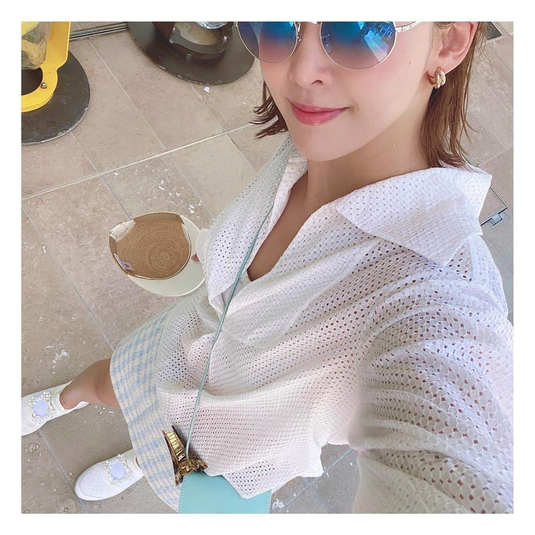 龍真咲のインスタグラム：「Monacoにいる時👗🌞 日本の夏はシルク、ポリエステル、レーヨンを着てヒールでカツカツ歩いていたけど…(懐かし) Monacoでは簡単に洗えるコットンやリネン、スニーカーが必須‼︎そして帽子👒麦わらしか勝たん！です！！ そしてこのポシェットは…。ペットの写真でポーチを作ってくれるサービス。以前から気になっていたのだけど。。ある日。。。 かつての旧友#愛希れいか 氏が愛猫キャップ君のポーチを持っていて… やられた。 いーなぁ。 やっぱむっちゃかわいーやん。。 わたしも欲しい。。 翌日すぐにポチっ。。。 だってこれ、ほんとに可愛いんだから！好きしか詰まってないし好きしか写ってないし好きが丸見え、いつも一緒😍まーまー大っきくて、スマホもリップも入りますのです‼︎←言葉が変😂←親バカ 愛犬、愛猫、愛ハムスター、愛亀、愛鳥、愛魚家の皆さんにぜひオススメしたい！けどサイトが何だったかは忘れちゃったので調べて下さい💦笑笑  トップス→人生の先輩のおさがりCHANEL。ヴィンテージ物は昔から意外と好きで集めてたりします。 パンツ→ZARA。今年唯一買ったショートパンツ。フロントはスカートみたいになってるけど実はパンツなの。 帽子→ Helen Kaminski(100%持続可能な方法で収穫されたラフィア)頭蒸れ知らず笑 サングラス→Ray-Ban。去年、ブルーのミラーが欲しくて。大切にしてます🕶  みんなが言うootdってこれなのかな？間違ってたら教えて下さいませ🦋  #いぬすたぐらむ  #monaco  #monacolife  @manakireika_official わたしも作ったぜ😎」