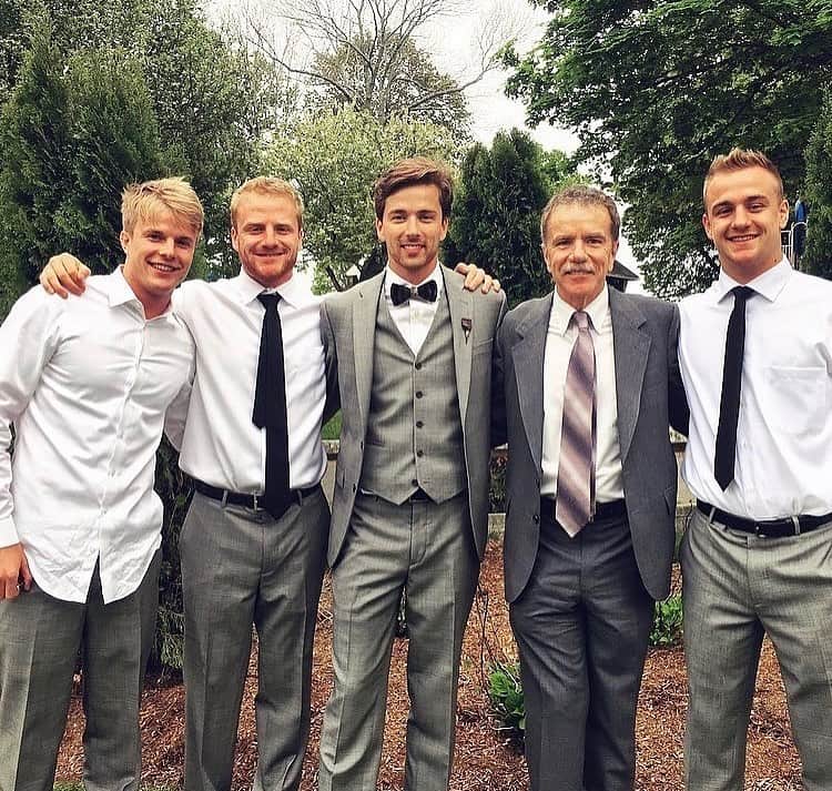 グレアム・ロジャースのインスタグラム：「Happy Fathers Day to our best tie tyer.」